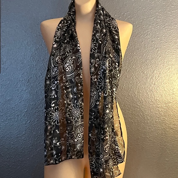 Accessories - Elegant Black and White Paisley Scarf
